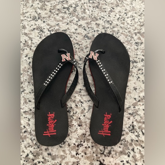 🌽 🏈 🩴Nebraska Cornhusker Flip Flops Size 7 🌽🏈🩴 - Picture 1 of 9
